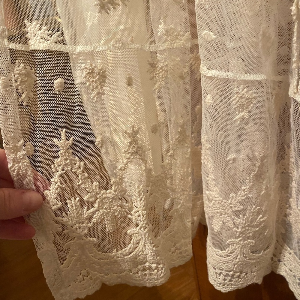 Elegant sheer beige lace robe with lace panties and satin sleeping gown. - Picture 7 of 14
